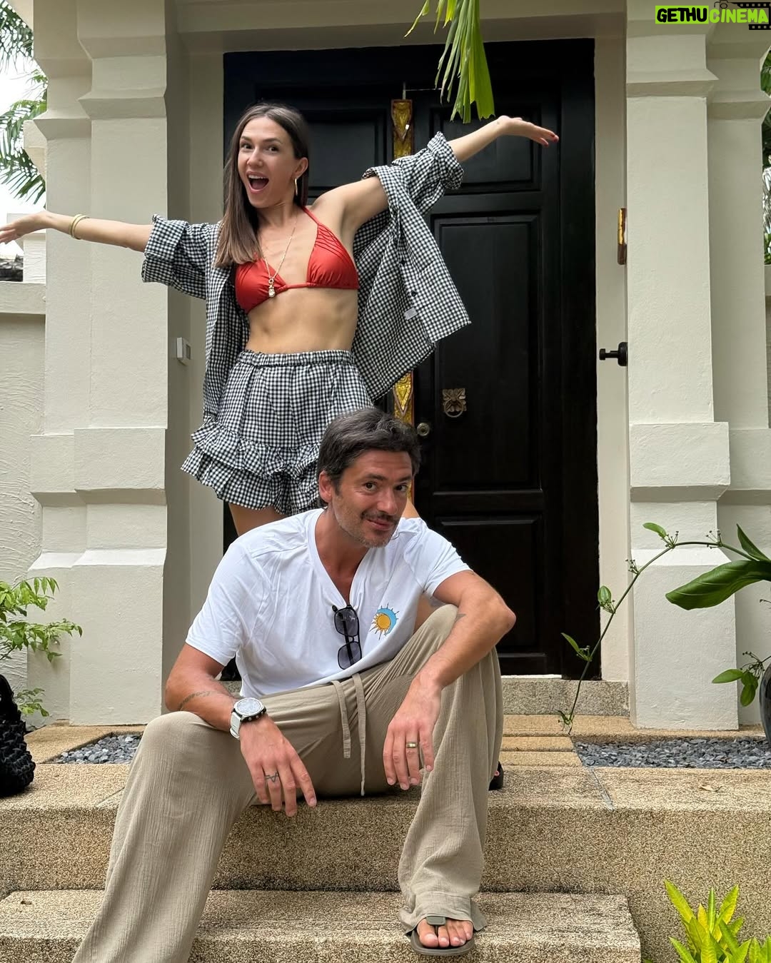 Adela Popescu - 46.3K Likes - Am uitat sa va spun… pe biletul de “la revedere” pe care mi l-a lasat @raduvalcan inainte de plecarea in Thailanda, erau detaliile zborului de ieri. ❤️