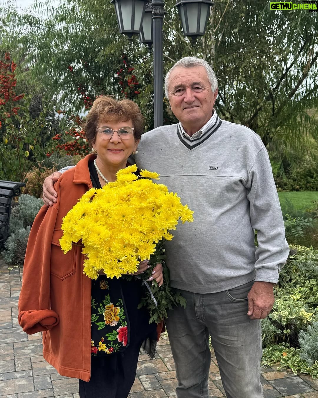 Adela Popescu - 36.7K Likes - 70 ea, 38 eu.
70 de ani de cand s-a nascut si 38 de cand a decis sa imi arate ca viata e un loc sigur, frumos, magic, in care familia e cea mai importanta.
Credinte ce au ajuns sa ma defineasca.
La multi ani, eroina noastra! ❤️
@doinapopescu