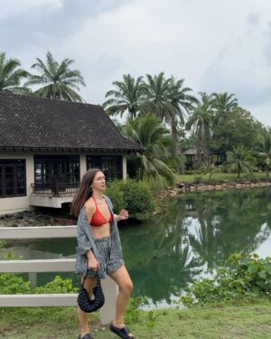 Adela Popescu Instagram - Am uitat sa va spun… pe biletul de “la revedere” pe care mi l-a lasat @raduvalcan inainte de plecarea in Thailanda, erau detaliile zborului de ieri. ❤️