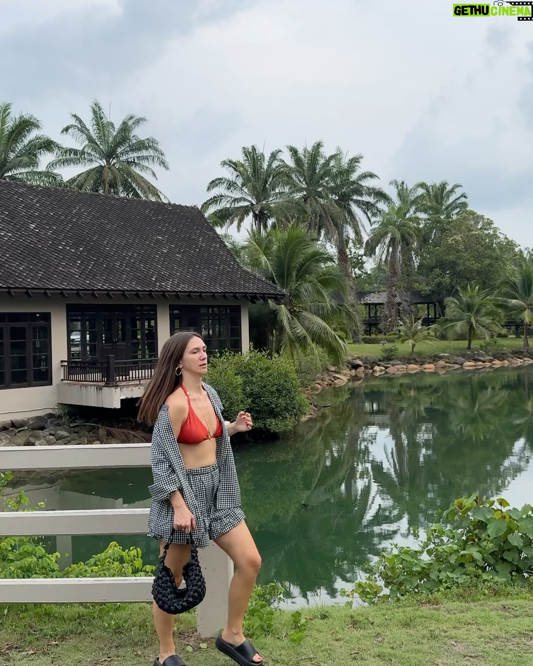 Adela Popescu - 46.3K Likes - Am uitat sa va spun… pe biletul de “la revedere” pe care mi l-a lasat @raduvalcan inainte de plecarea in Thailanda, erau detaliile zborului de ieri. ❤️