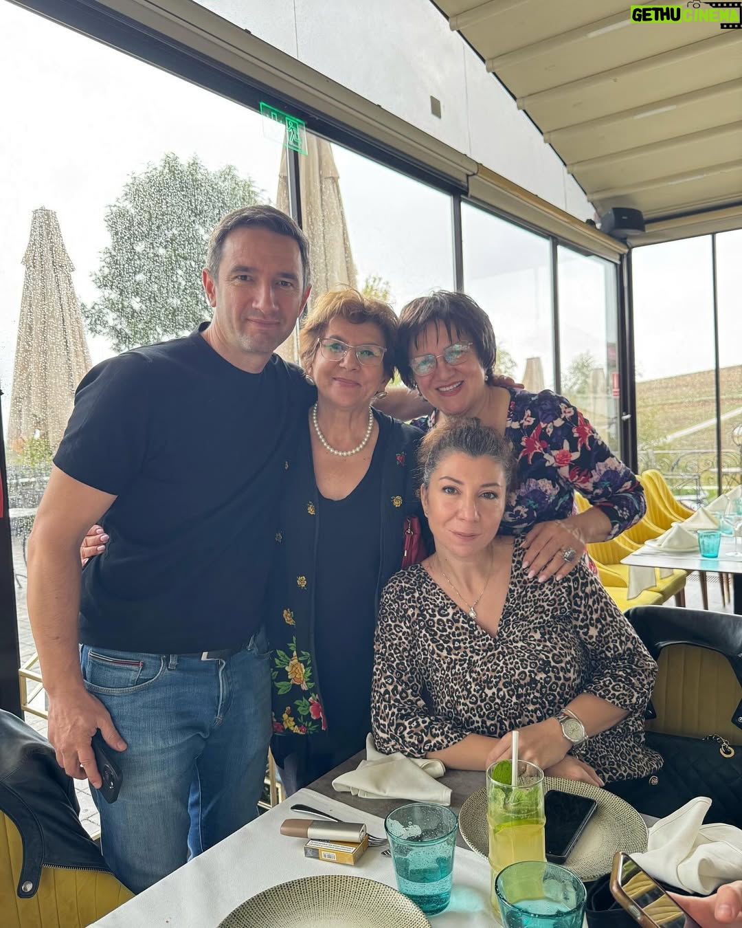 Adela Popescu - 36.7K Likes - 70 ea, 38 eu.
70 de ani de cand s-a nascut si 38 de cand a decis sa imi arate ca viata e un loc sigur, frumos, magic, in care familia e cea mai importanta.
Credinte ce au ajuns sa ma defineasca.
La multi ani, eroina noastra! ❤️
@doinapopescu