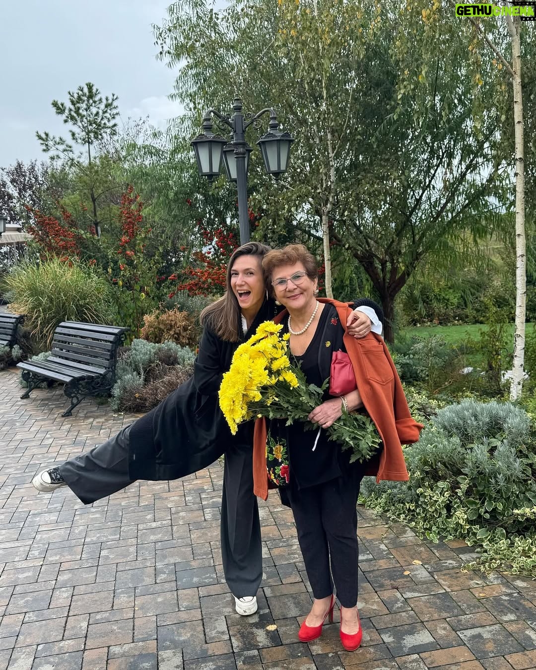 Adela Popescu - 36.7K Likes - 70 ea, 38 eu.
70 de ani de cand s-a nascut si 38 de cand a decis sa imi arate ca viata e un loc sigur, frumos, magic, in care familia e cea mai importanta.
Credinte ce au ajuns sa ma defineasca.
La multi ani, eroina noastra! ❤️
@doinapopescu