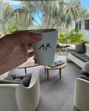 Adela Popescu Instagram - Maine ne luam umbreluta, prosopul, lada frigorifica si pana dupa apus nu ne miscam de aici. Dupa 15 ani s-ar spune ca nu mai sunt multe de povestit, dar ohohoho cate s-au asternut, sters, schimbat in mintile si sufletele noastre in anii astia. Clipa de clipa se intampla asta. Lipsa comunicarii duce la instrainare. Instrainarea duce la obiceiuri noi. Asa ca folosim vacantele si ca sanse grozave de dialog si mai nuantat, si mai adanc sapat. E un exercitiu pe care eu si @raduvalcan nu vrem sa il pierdem.