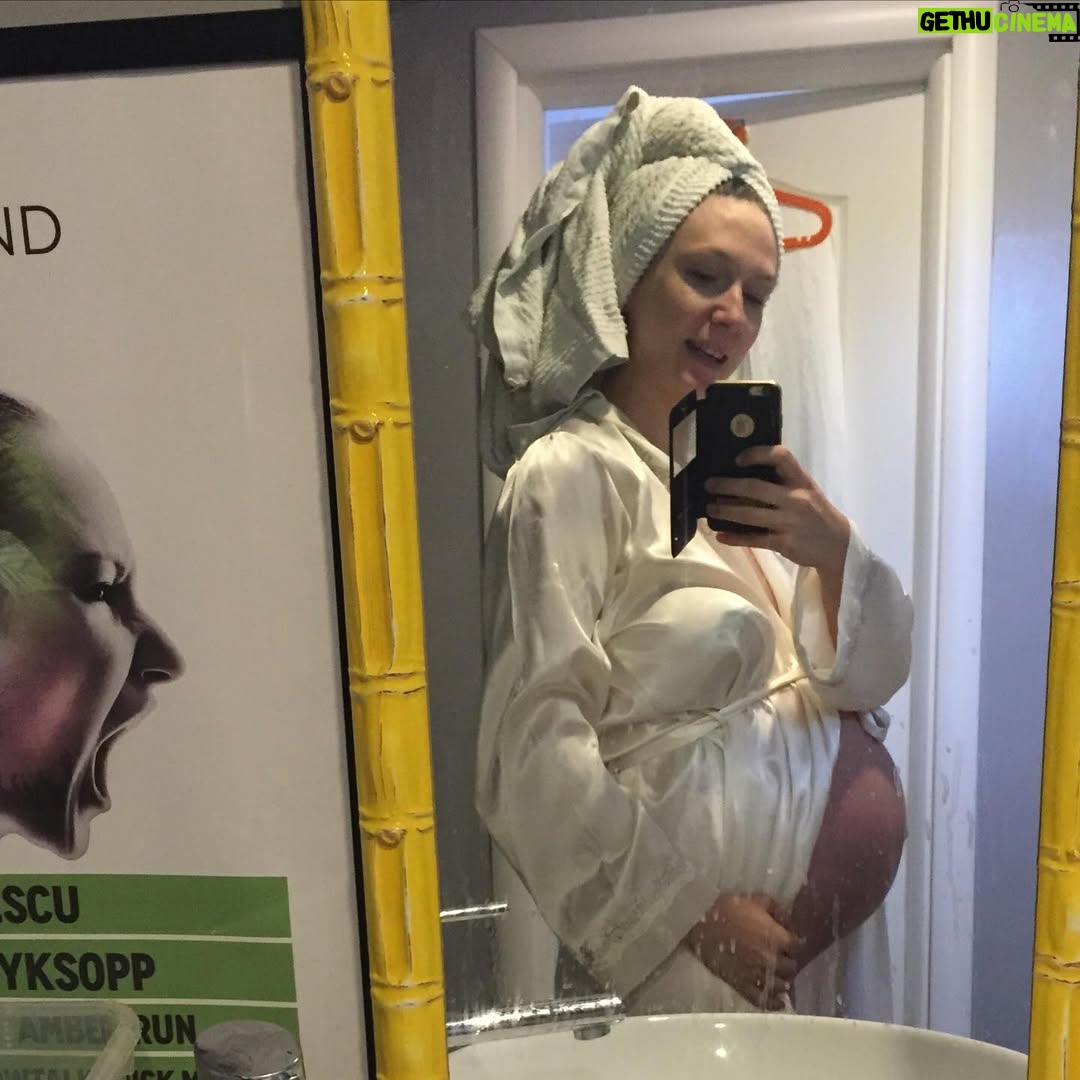 Adela Popescu - 31.9K Likes - Ultima poza inainte să nasc și prima după ce am adus pe lume cel mai minunat copil. ❤️
Of, Alexandru, de ai ști cât sens ne-ai adus in viața…
La mulți ani, inima noastră! ❤️