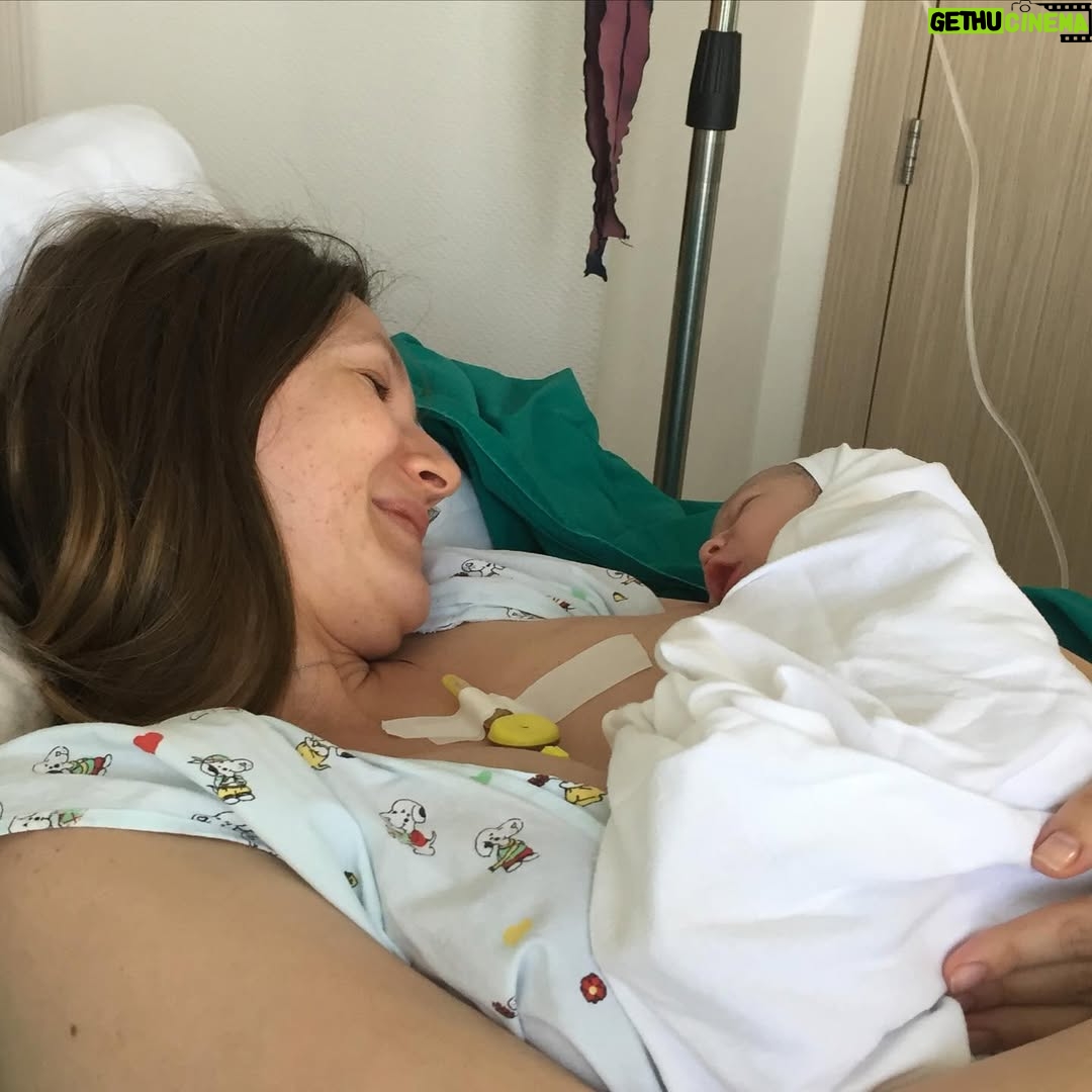 Adela Popescu - 31.9K Likes - Ultima poza inainte să nasc și prima după ce am adus pe lume cel mai minunat copil. ❤️
Of, Alexandru, de ai ști cât sens ne-ai adus in viața…
La mulți ani, inima noastră! ❤️