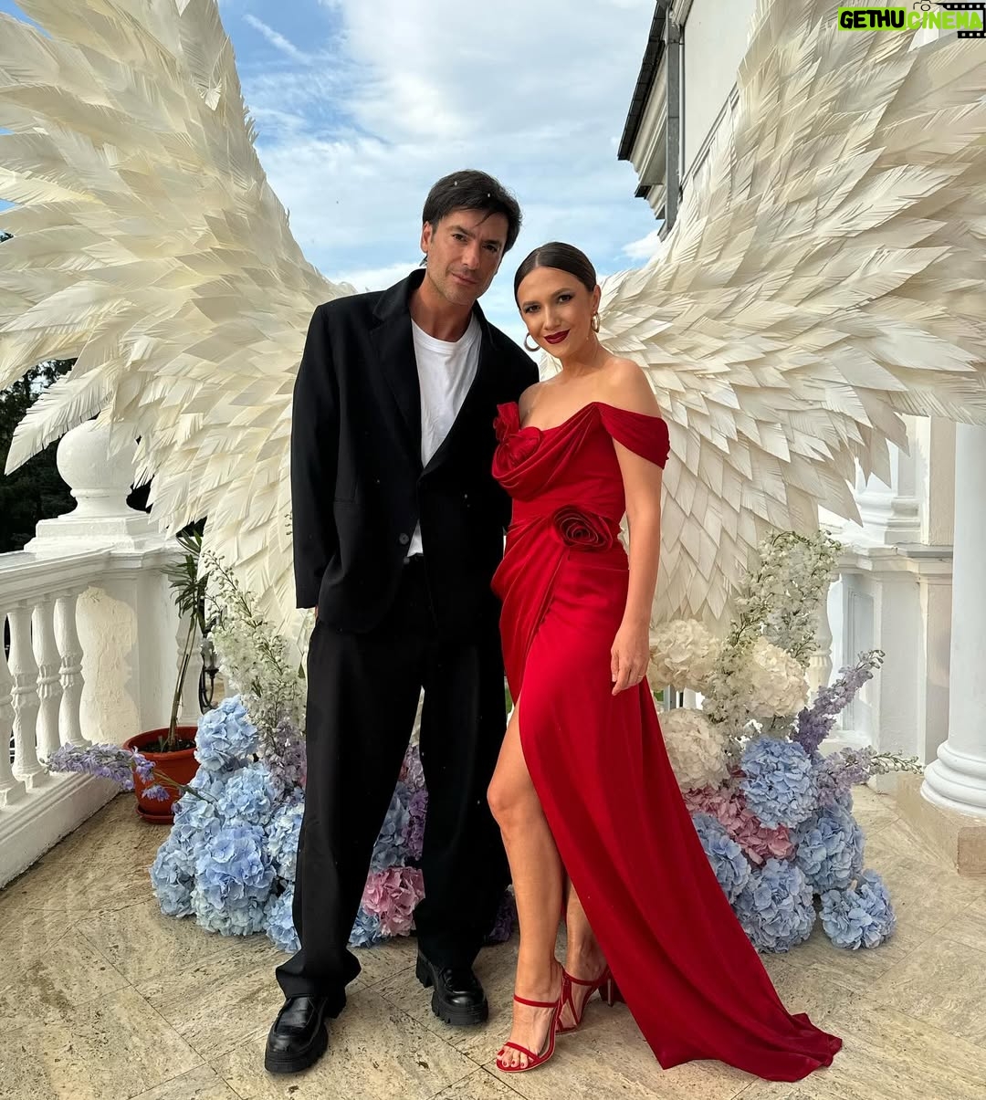 Adela Popescu - 52.8K Likes - Casa de piatra, @annnaheart si @daniel.pavel.8 ! Ce seara frumoasa! ❤️
Rochie: @anaradu.official
Costum: @neculaistanciu