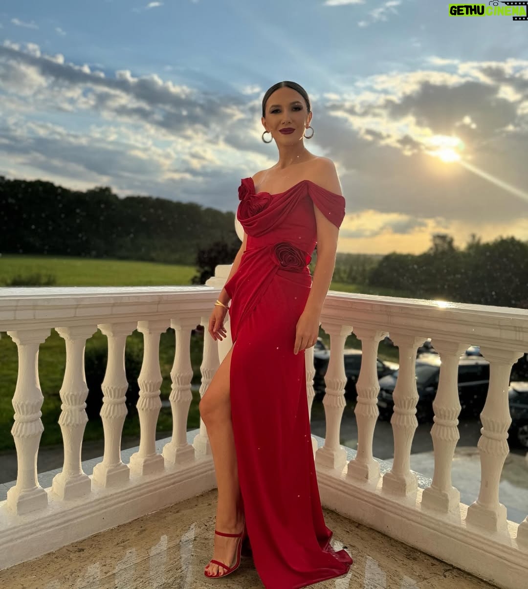 Adela Popescu - 52.8K Likes - Casa de piatra, @annnaheart si @daniel.pavel.8 ! Ce seara frumoasa! ❤️
Rochie: @anaradu.official
Costum: @neculaistanciu