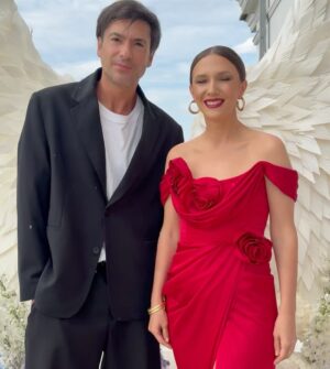 Adela Popescu Instagram - Casa de piatra, @annnaheart si @daniel.pavel.8 ! Ce seara frumoasa! ❤️

Rochie: @anaradu.official 
Costum: @neculaistanciu