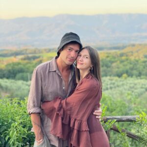 Adela Popescu Instagram - Vacanta parintilor. ❤️
#toscana #italia #maidanedoamne :)