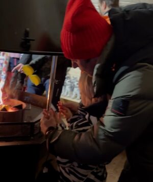 Adela Popescu Instagram - Inca de anul trecut am stiut ca vom reveni si cu Adrian acasa la Mos Craciun. Asa ca aceasta vacanta am organizat-o cu cateva luni bune inainte. Cei de la @christiantour au facut ca distanta pana la “capatul lumii” sa nu mai fie asa mare si astfel ca in 3h 20 min am aterizat la Kiittila, aeroportul cel mai apropiat de Levi, localitatea unde urma sa intalnim renii, husky, aurora boreala, partia de saniute, si desigur, casa lui Mos Craciun. Nu pot sa va mint… e fffoarte frig, dar cu echipamentul potrivit si un ceai cald poate fi minunat, de poveste. 
Mai avem doua zile si multe supe de somon de mancat, sute de imbracari si dezbracari, manusi, caciuli, bocanci. Si, apoi, multe vizite la pipi, dar doar dupa ce abia am tras fermoarul combinezonului. 😅
Pe 7 ne intoarcem, asa ca pe 8 ne vedem la vot! 

@christiantour 
@animawings_aviation