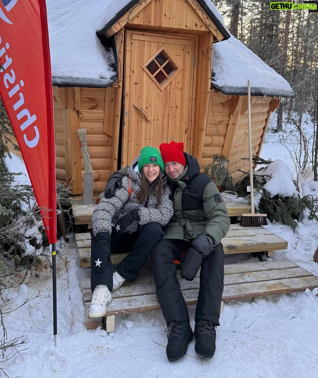 Adela Popescu - 37.7K Likes - Inca de anul trecut am stiut ca vom reveni si cu Adrian acasa la Mos Craciun. Asa ca aceasta vacanta am organizat-o cu cateva luni bune inainte. Cei de la @christiantour au facut ca distanta pana la “capatul lumii” sa nu mai fie asa mare si astfel ca in 3h 20 min am aterizat la Kiittila, aeroportul cel mai apropiat de Levi, localitatea unde urma sa intalnim renii, husky, aurora boreala, partia de saniute, si desigur, casa lui Mos Craciun. Nu pot sa va mint… e fffoarte frig, dar cu echipamentul potrivit si un ceai cald poate fi minunat, de poveste.
Mai avem doua zile si multe supe de somon de mancat, sute de imbracari si dezbracari, manusi, caciuli, bocanci. Si, apoi, multe vizite la pipi, dar doar dupa ce abia am tras fermoarul combinezonului. 😅
Pe 7 ne intoarcem, asa ca pe 8 ne vedem la vot!
@christiantour
@animawings_aviation