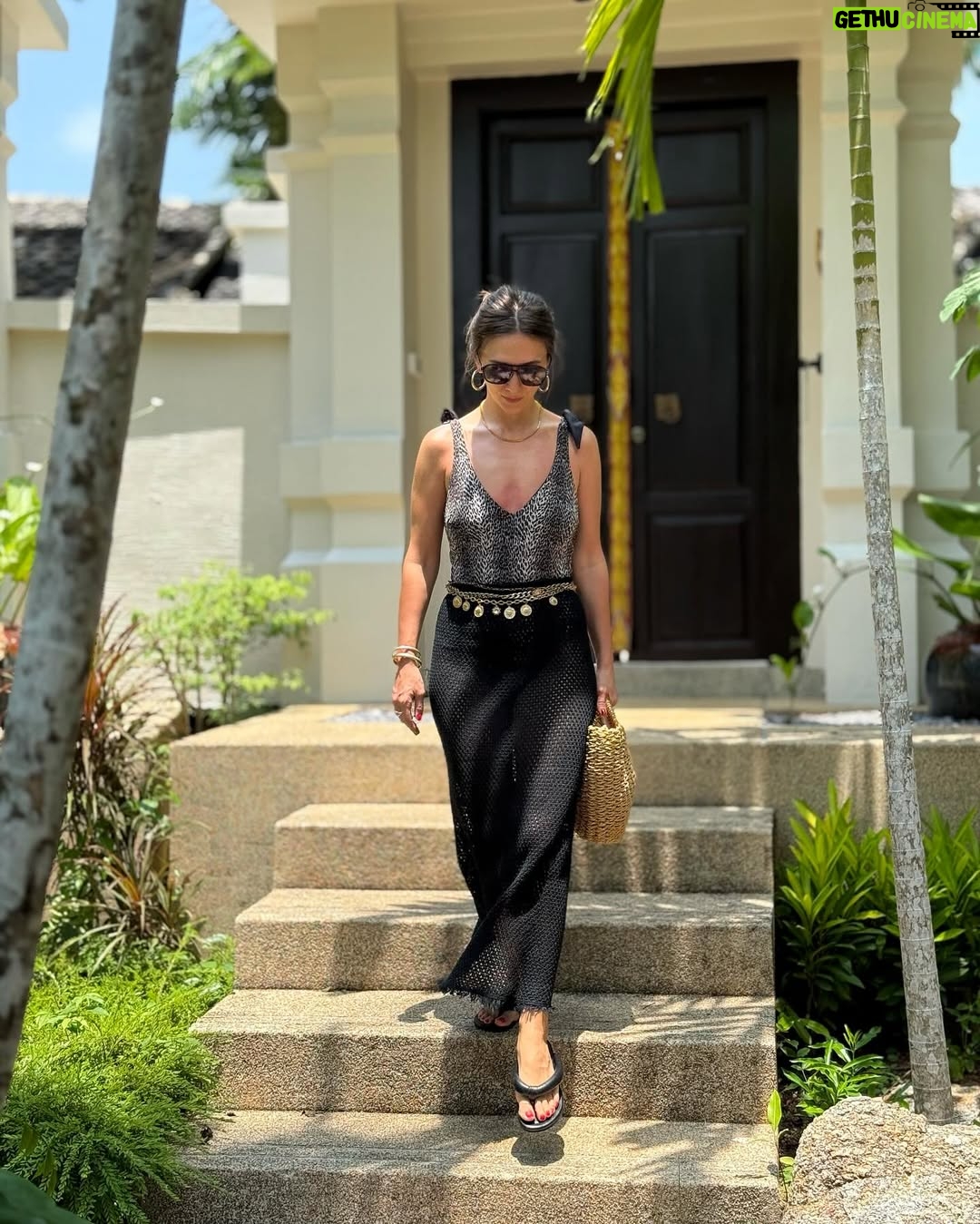 Adela Popescu - 47.7K Likes - Cand ai timp sa te dai si cu parfum si cu strugurel de buze. 🥰 #thailand