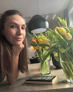 Adela Popescu Instagram - Scumpe, acum ca ai plecat, mi-am cumparat lalele, bere si struguri. Nu te ingrijora, berea azi, strugurii maine. Sau invers.
Voiam sa iti spun ca nu am deschis inca scrisoarea de la tine. Nu vad de ce as face-o. Am in minte doua scenarii: 
1. O sa ma emotionez peste masura( si nu e cazul);
2. Ma anunti ca nu te mai intorci. Ca vrei sa iti cumperi tuktuk si sa cultivi mango si banane. Nu te-as judeca, e galagie mare acasa la noi. Si tantari vara. 
Serios, nu am deschis-o. Sper totusi sa fie parola de la wifi pentru musafiri.
Sa dai semn cand aterizezi. ❤️

#LOVEpeSTORY si in Feed. :) #ThaiRoDialog