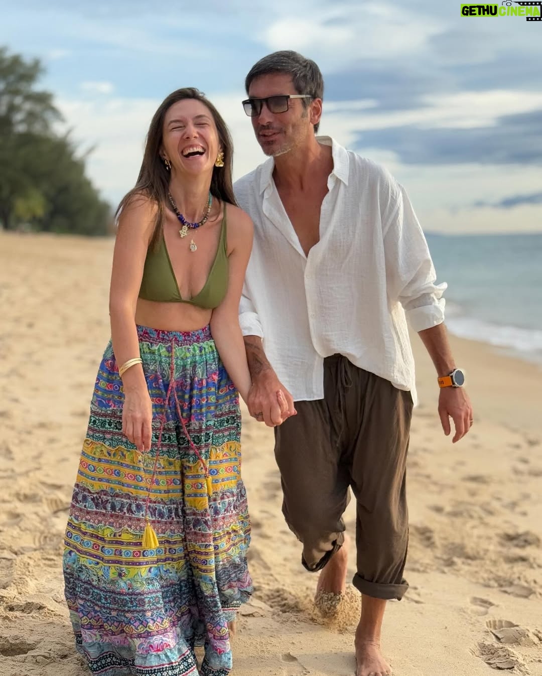 Adela Popescu - 47K Likes - Sa reusesti sa ramai “intre sinele de cale ferata” in casnicie inseamna totul.
Sa nu depasesti limita aceea atat de fina a respectului. Limita ce odata incalcata escaladeaza si strica precum un vierme marul bun.
Sa treaca furii, deziluzii, bucurii, suspiciuni, tristeti, impliniri, oboseli, si voi sa ramaneti decenti in reactii unii cu altii inseamna totul.
Asta va doresc si voua si noua! ❤️