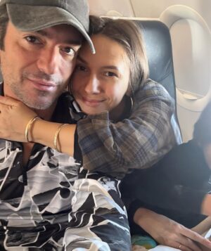 Adela Popescu Instagram - Inca de anul trecut am stiut ca vom reveni si cu Adrian acasa la Mos Craciun. Asa ca aceasta vacanta am organizat-o cu cateva luni bune inainte. Cei de la @christiantour au facut ca distanta pana la “capatul lumii” sa nu mai fie asa mare si astfel ca in 3h 20 min am aterizat la Kiittila, aeroportul cel mai apropiat de Levi, localitatea unde urma sa intalnim renii, husky, aurora boreala, partia de saniute, si desigur, casa lui Mos Craciun. Nu pot sa va mint… e fffoarte frig, dar cu echipamentul potrivit si un ceai cald poate fi minunat, de poveste. 
Mai avem doua zile si multe supe de somon de mancat, sute de imbracari si dezbracari, manusi, caciuli, bocanci. Si, apoi, multe vizite la pipi, dar doar dupa ce abia am tras fermoarul combinezonului. 😅
Pe 7 ne intoarcem, asa ca pe 8 ne vedem la vot! 

@christiantour 
@animawings_aviation