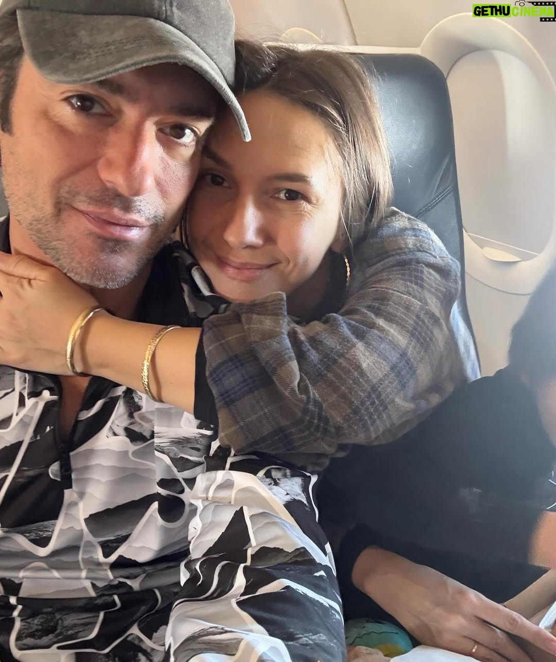 Adela Popescu - 37.7K Likes - Inca de anul trecut am stiut ca vom reveni si cu Adrian acasa la Mos Craciun. Asa ca aceasta vacanta am organizat-o cu cateva luni bune inainte. Cei de la @christiantour au facut ca distanta pana la “capatul lumii” sa nu mai fie asa mare si astfel ca in 3h 20 min am aterizat la Kiittila, aeroportul cel mai apropiat de Levi, localitatea unde urma sa intalnim renii, husky, aurora boreala, partia de saniute, si desigur, casa lui Mos Craciun. Nu pot sa va mint… e fffoarte frig, dar cu echipamentul potrivit si un ceai cald poate fi minunat, de poveste.
Mai avem doua zile si multe supe de somon de mancat, sute de imbracari si dezbracari, manusi, caciuli, bocanci. Si, apoi, multe vizite la pipi, dar doar dupa ce abia am tras fermoarul combinezonului. 😅
Pe 7 ne intoarcem, asa ca pe 8 ne vedem la vot!
@christiantour
@animawings_aviation