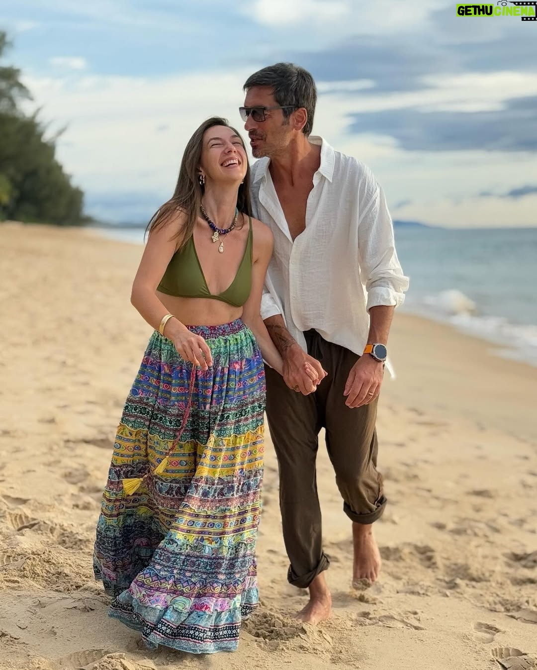 Adela Popescu - 47K Likes - Sa reusesti sa ramai “intre sinele de cale ferata” in casnicie inseamna totul.
Sa nu depasesti limita aceea atat de fina a respectului. Limita ce odata incalcata escaladeaza si strica precum un vierme marul bun.
Sa treaca furii, deziluzii, bucurii, suspiciuni, tristeti, impliniri, oboseli, si voi sa ramaneti decenti in reactii unii cu altii inseamna totul.
Asta va doresc si voua si noua! ❤️