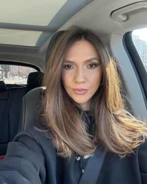 Adela Popescu Instagram - Scumpe, nu stiu pe unde scot camasa. Toti trei copiii au serbarea de ziua mamei in aceeasi zi si la aceeasi ora. 😳
Sincer, chiar nu stiu cum sa fac!!!
Genul ala de alegeri… 
Dar ce sa zic, de data asta problema nu o rezolvam impreuna ci separat. Stii ce zic. 😉