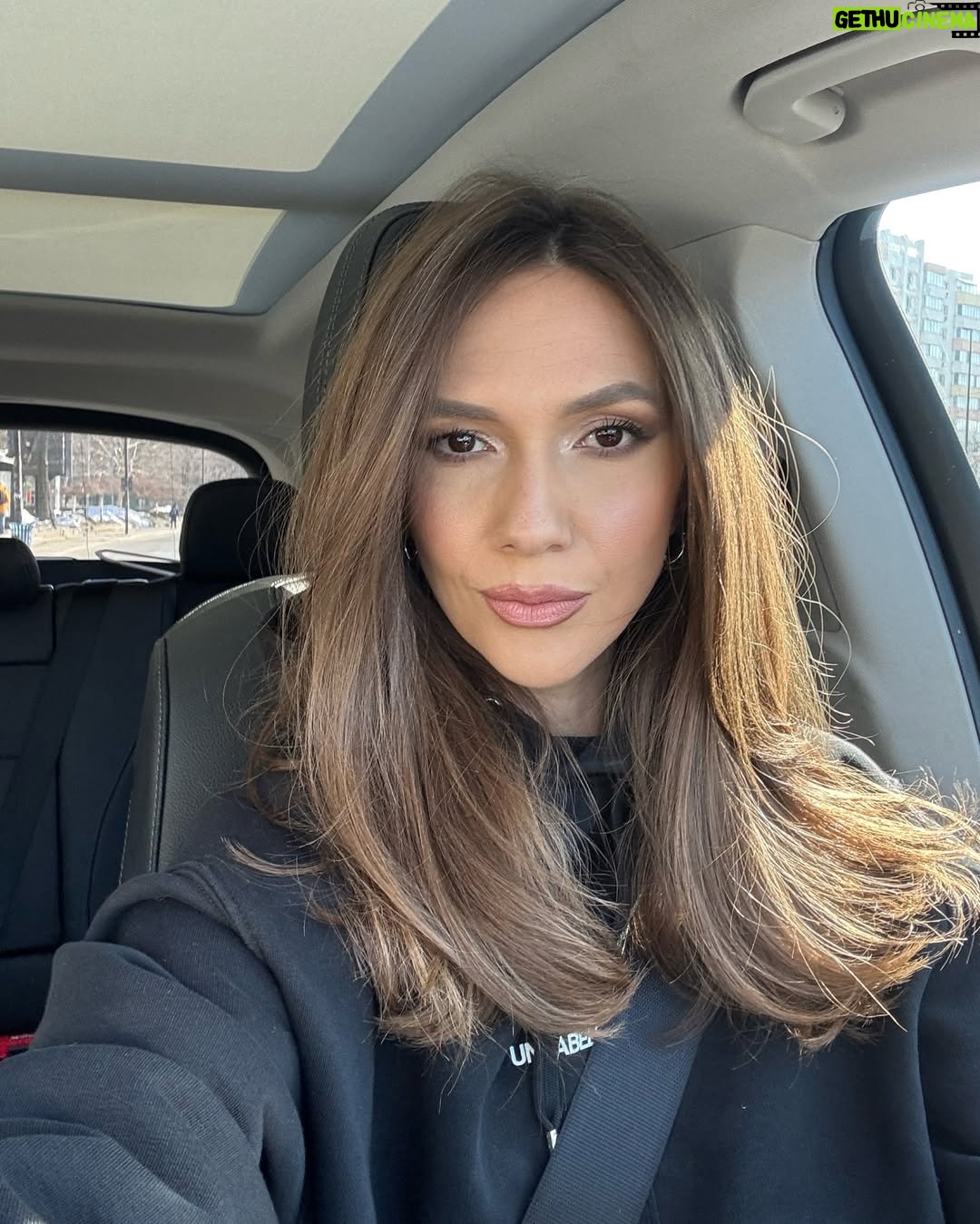 Adela Popescu - 41K Likes - Scumpe, nu stiu pe unde scot camasa. Toti trei copiii au serbarea de ziua mamei in aceeasi zi si la aceeasi ora. 😳
Sincer, chiar nu stiu cum sa fac!!!
Genul ala de alegeri…
Dar ce sa zic, de data asta problema nu o rezolvam impreuna ci separat. Stii ce zic. 😉
