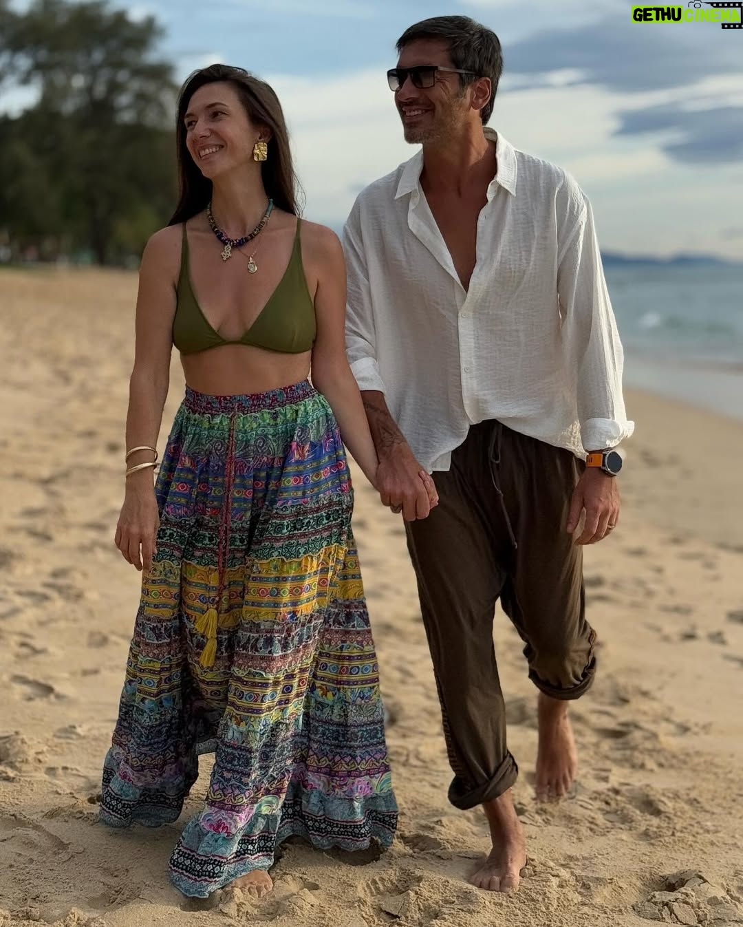 Adela Popescu - 47K Likes - Sa reusesti sa ramai “intre sinele de cale ferata” in casnicie inseamna totul.
Sa nu depasesti limita aceea atat de fina a respectului. Limita ce odata incalcata escaladeaza si strica precum un vierme marul bun.
Sa treaca furii, deziluzii, bucurii, suspiciuni, tristeti, impliniri, oboseli, si voi sa ramaneti decenti in reactii unii cu altii inseamna totul.
Asta va doresc si voua si noua! ❤️