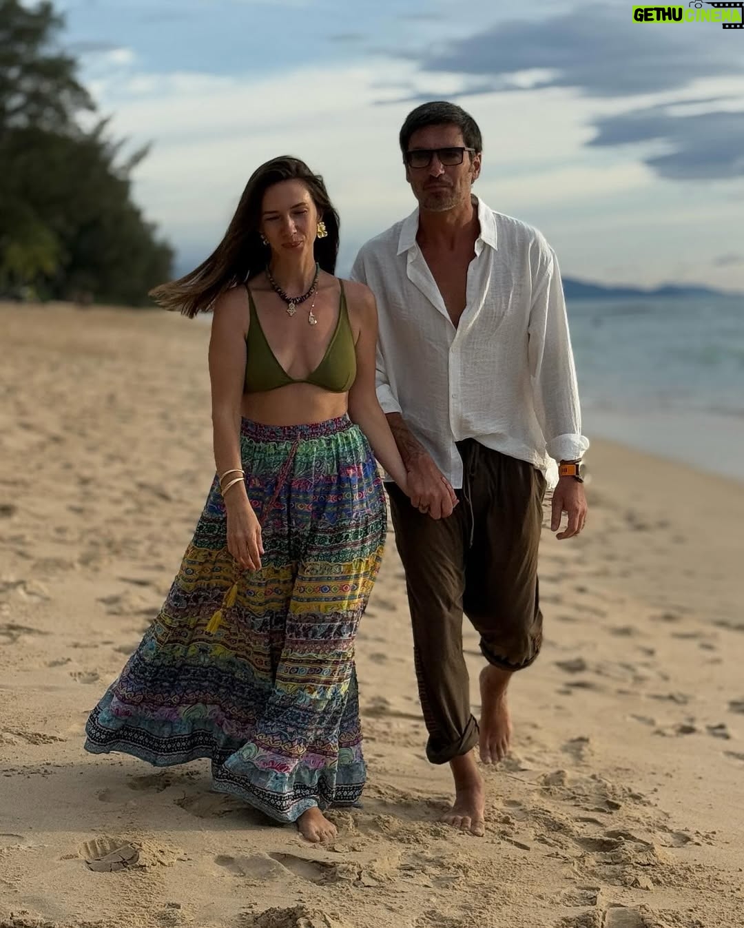 Adela Popescu - 47K Likes - Sa reusesti sa ramai “intre sinele de cale ferata” in casnicie inseamna totul.
Sa nu depasesti limita aceea atat de fina a respectului. Limita ce odata incalcata escaladeaza si strica precum un vierme marul bun.
Sa treaca furii, deziluzii, bucurii, suspiciuni, tristeti, impliniri, oboseli, si voi sa ramaneti decenti in reactii unii cu altii inseamna totul.
Asta va doresc si voua si noua! ❤️