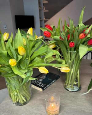 Adela Popescu Instagram - Scumpe, acum ca ai plecat, mi-am cumparat lalele, bere si struguri. Nu te ingrijora, berea azi, strugurii maine. Sau invers.
Voiam sa iti spun ca nu am deschis inca scrisoarea de la tine. Nu vad de ce as face-o. Am in minte doua scenarii: 
1. O sa ma emotionez peste masura( si nu e cazul);
2. Ma anunti ca nu te mai intorci. Ca vrei sa iti cumperi tuktuk si sa cultivi mango si banane. Nu te-as judeca, e galagie mare acasa la noi. Si tantari vara. 
Serios, nu am deschis-o. Sper totusi sa fie parola de la wifi pentru musafiri.
Sa dai semn cand aterizezi. ❤️

#LOVEpeSTORY si in Feed. :) #ThaiRoDialog