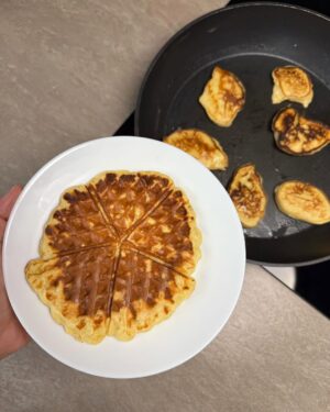 Adela Popescu Instagram - Scumpe, acum ca ai plecat, mi-am cumparat lalele, bere si struguri. Nu te ingrijora, berea azi, strugurii maine. Sau invers.
Voiam sa iti spun ca nu am deschis inca scrisoarea de la tine. Nu vad de ce as face-o. Am in minte doua scenarii: 
1. O sa ma emotionez peste masura( si nu e cazul);
2. Ma anunti ca nu te mai intorci. Ca vrei sa iti cumperi tuktuk si sa cultivi mango si banane. Nu te-as judeca, e galagie mare acasa la noi. Si tantari vara. 
Serios, nu am deschis-o. Sper totusi sa fie parola de la wifi pentru musafiri.
Sa dai semn cand aterizezi. ❤️

#LOVEpeSTORY si in Feed. :) #ThaiRoDialog