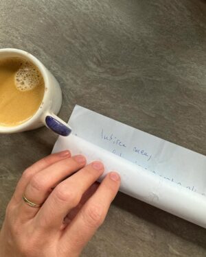 Adela Popescu Instagram - Scumpe, acum ca ai plecat, mi-am cumparat lalele, bere si struguri. Nu te ingrijora, berea azi, strugurii maine. Sau invers.
Voiam sa iti spun ca nu am deschis inca scrisoarea de la tine. Nu vad de ce as face-o. Am in minte doua scenarii: 
1. O sa ma emotionez peste masura( si nu e cazul);
2. Ma anunti ca nu te mai intorci. Ca vrei sa iti cumperi tuktuk si sa cultivi mango si banane. Nu te-as judeca, e galagie mare acasa la noi. Si tantari vara. 
Serios, nu am deschis-o. Sper totusi sa fie parola de la wifi pentru musafiri.
Sa dai semn cand aterizezi. ❤️

#LOVEpeSTORY si in Feed. :) #ThaiRoDialog