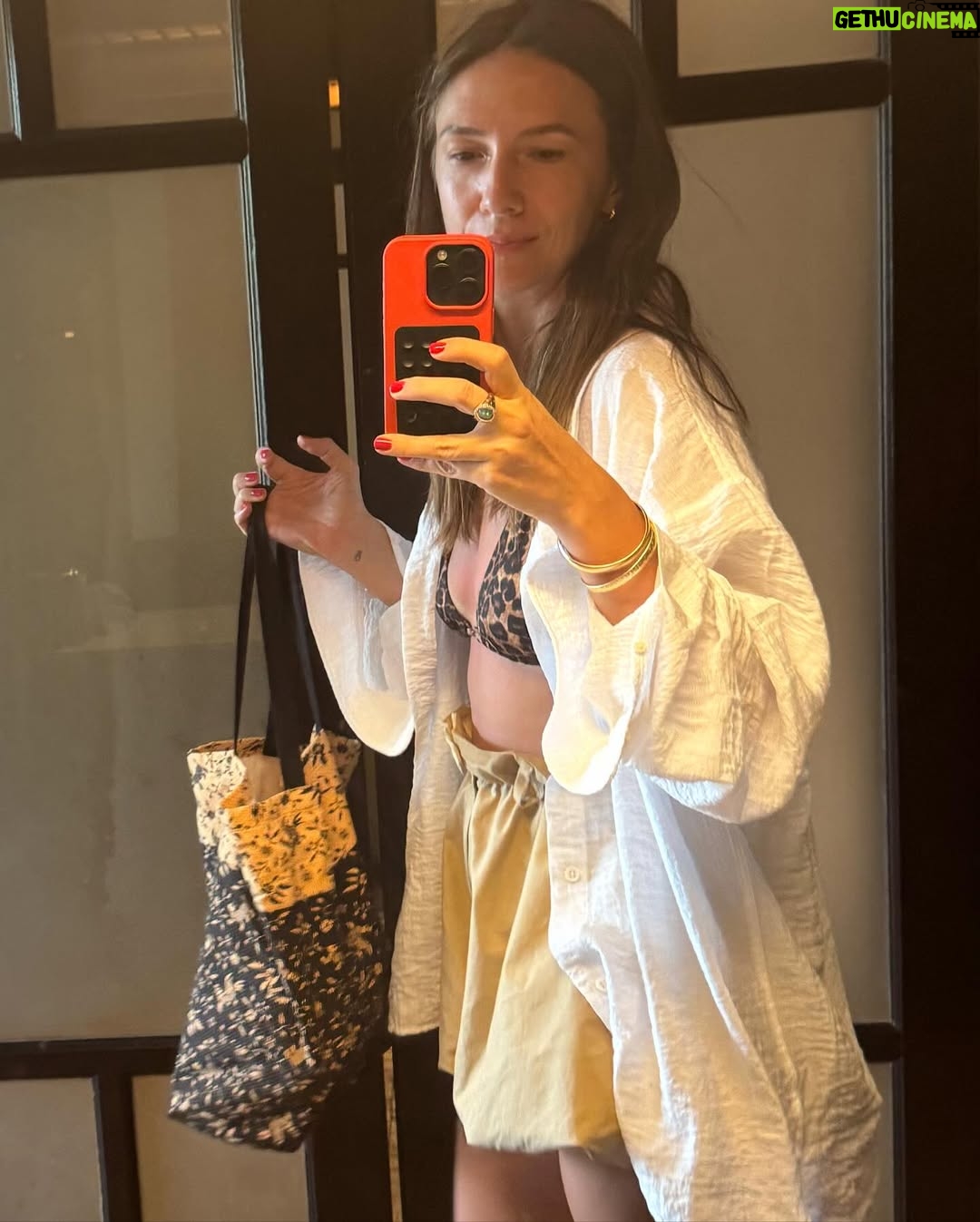 Adela Popescu - 47.7K Likes - Cand ai timp sa te dai si cu parfum si cu strugurel de buze. 🥰 #thailand