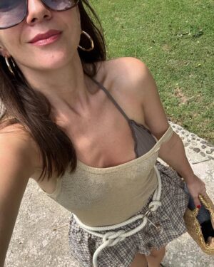 Adela Popescu Instagram - Cand ai timp sa te dai si cu parfum si cu strugurel de buze. 🥰  #thailand