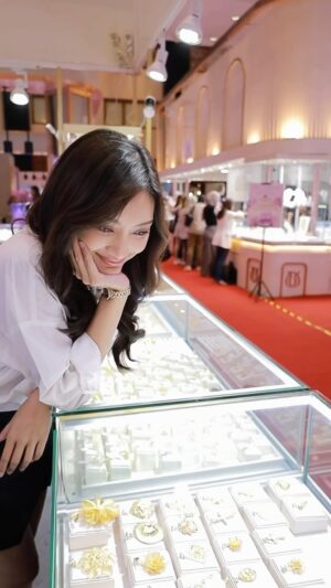 Adinda Cresheilla Instagram - Hi! Kali ini aku lg cari perhiasan yang ngga ada replika nya di JCC. And my heart fell for @bggold.indonesia ❤️

Akan ada di Jakarta International Jewelry Fair sampai hari Minggu besok. Jangan lupa mampir yah ke booth yang ada wings nya😍

#BGGold #BGGoldIndonesia