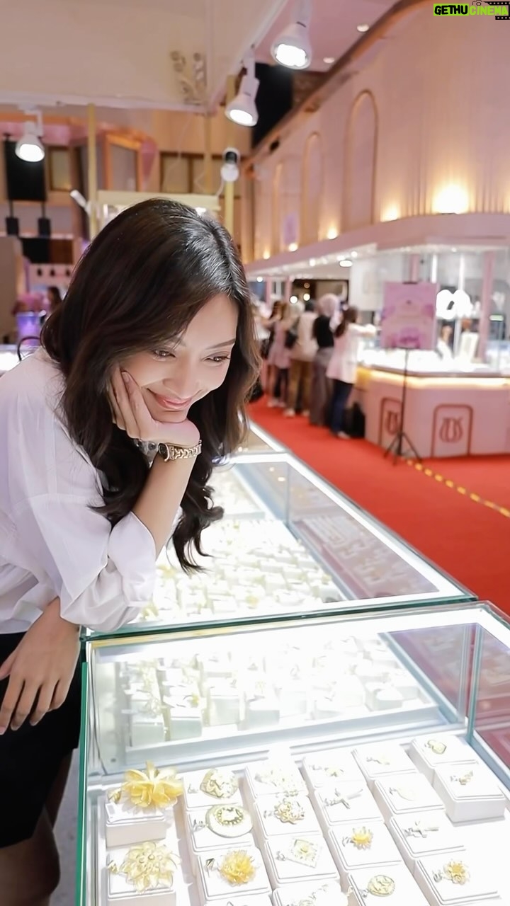 Adinda Cresheilla - 3 Likes - Hi! Kali ini aku lg cari perhiasan yang ngga ada replika nya di JCC. And my heart fell for @bggold.indonesia ❤️
Akan ada di Jakarta International Jewelry Fair sampai hari Minggu besok. Jangan lupa mampir yah ke booth yang ada wings nya😍
#BGGold #BGGoldIndonesia