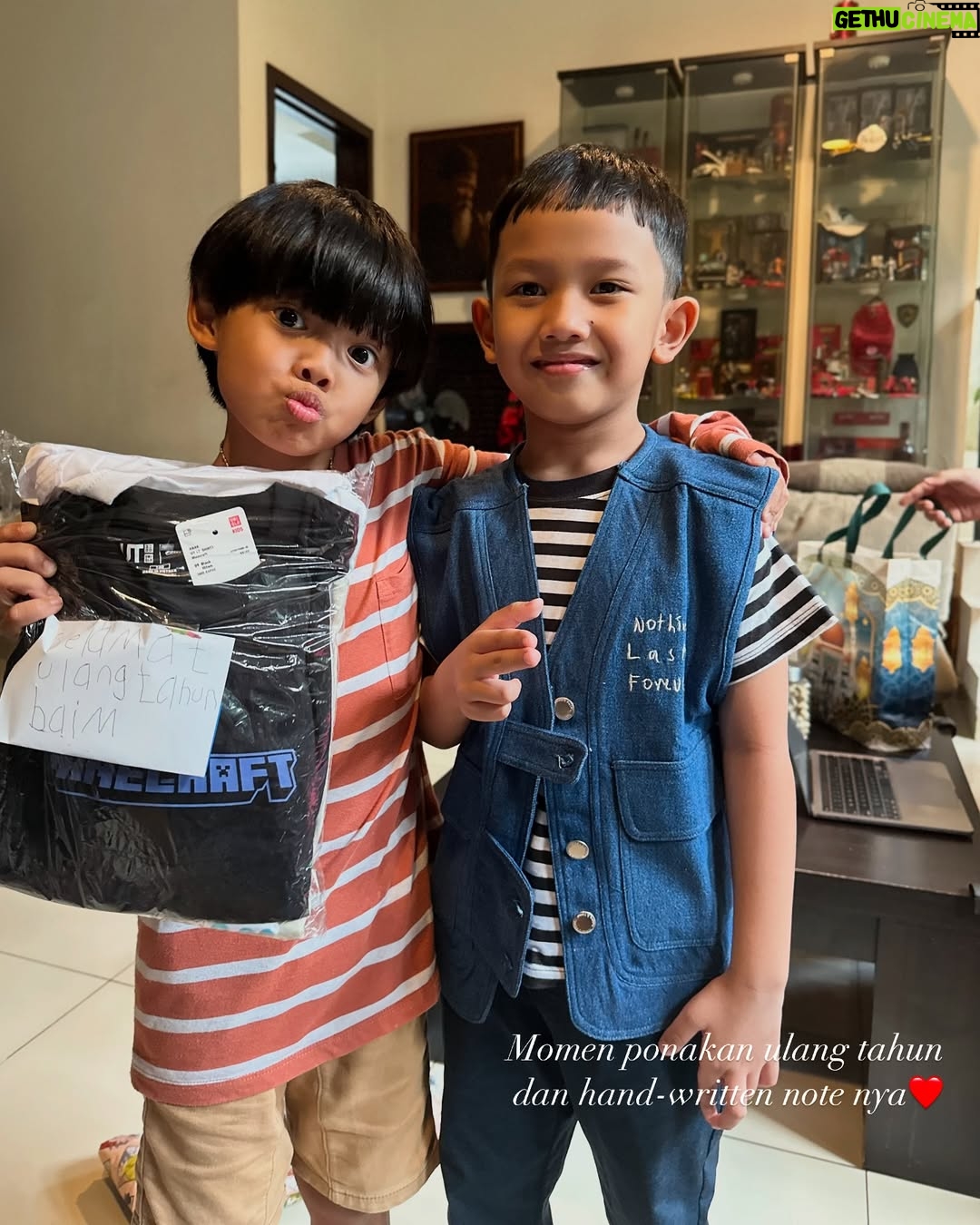 Adinda Cresheilla - 3 Likes - Entering the last day of Ramadhan.. how fast time flies🕊️ Doaku hari ini ngga neko-neko, semoga Ramadhan mendatang masih dipertemukan dgn orang-orang baik ini kembali❤️
Bersyukur sekali tahun ini dapet banyak berkah Ramadhan yang tak terduga. God’s plans are indeed way better than ours. Wish you’re spending your Ramadhan with the loved ones too!
Mohon maaf lahir batin🤗 Sudah siap lebaran?