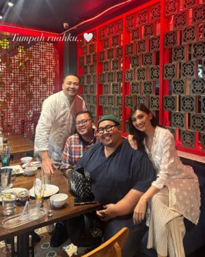Adinda Cresheilla Instagram - Entering the last day of Ramadhan.. how fast time flies🕊️ Doaku hari ini ngga neko-neko, semoga Ramadhan mendatang masih dipertemukan dgn orang-orang baik ini kembali❤️

Bersyukur sekali tahun ini dapet banyak berkah Ramadhan yang tak terduga. God’s plans are indeed way better than ours. Wish you’re spending your Ramadhan with the loved ones too!

Mohon maaf lahir batin🤗 Sudah siap lebaran?
