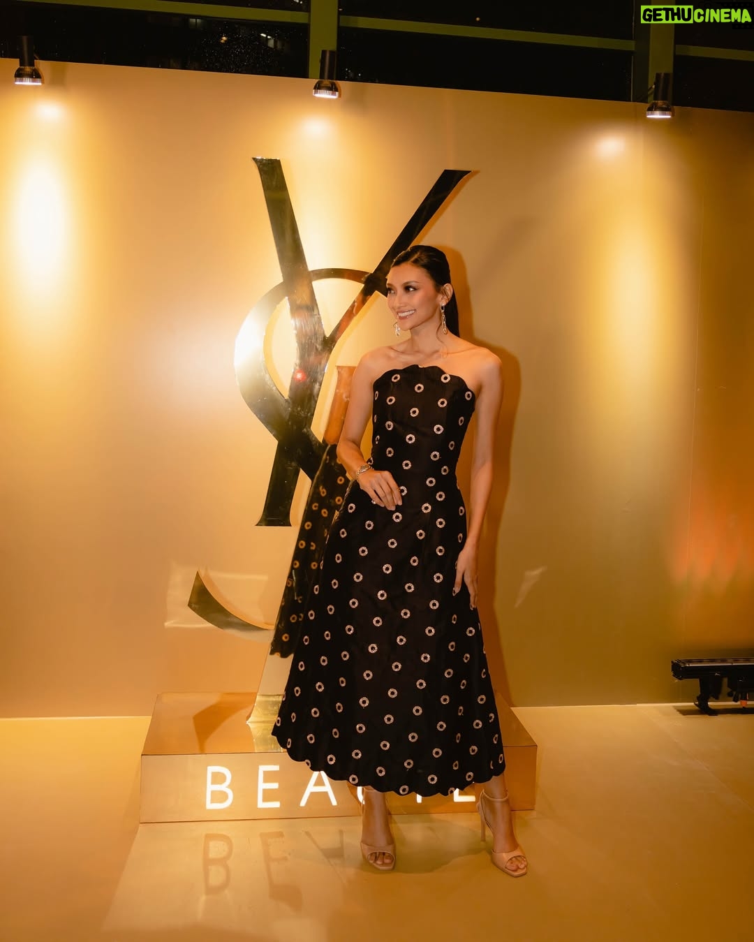 Adinda Cresheilla - 3 Likes - Thank you for the opulent dinner @yslbeauty❤️
Styled by @revashion
Makeup hairdo by @herdanaprill
#YSLBeautyID #YSLEid
