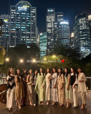 Adinda Cresheilla Instagram - Entering the last day of Ramadhan.. how fast time flies🕊️ Doaku hari ini ngga neko-neko, semoga Ramadhan mendatang masih dipertemukan dgn orang-orang baik ini kembali❤️

Bersyukur sekali tahun ini dapet banyak berkah Ramadhan yang tak terduga. God’s plans are indeed way better than ours. Wish you’re spending your Ramadhan with the loved ones too!

Mohon maaf lahir batin🤗 Sudah siap lebaran?