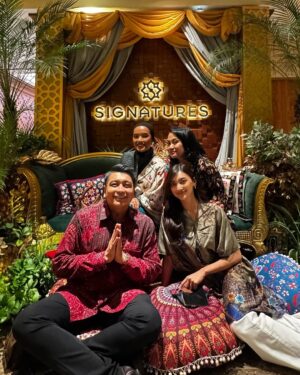 Adinda Cresheilla Instagram - Entering the last day of Ramadhan.. how fast time flies🕊️ Doaku hari ini ngga neko-neko, semoga Ramadhan mendatang masih dipertemukan dgn orang-orang baik ini kembali❤️

Bersyukur sekali tahun ini dapet banyak berkah Ramadhan yang tak terduga. God’s plans are indeed way better than ours. Wish you’re spending your Ramadhan with the loved ones too!

Mohon maaf lahir batin🤗 Sudah siap lebaran?