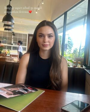 Adinda Cresheilla Instagram - Entering the last day of Ramadhan.. how fast time flies🕊️ Doaku hari ini ngga neko-neko, semoga Ramadhan mendatang masih dipertemukan dgn orang-orang baik ini kembali❤️

Bersyukur sekali tahun ini dapet banyak berkah Ramadhan yang tak terduga. God’s plans are indeed way better than ours. Wish you’re spending your Ramadhan with the loved ones too!

Mohon maaf lahir batin🤗 Sudah siap lebaran?