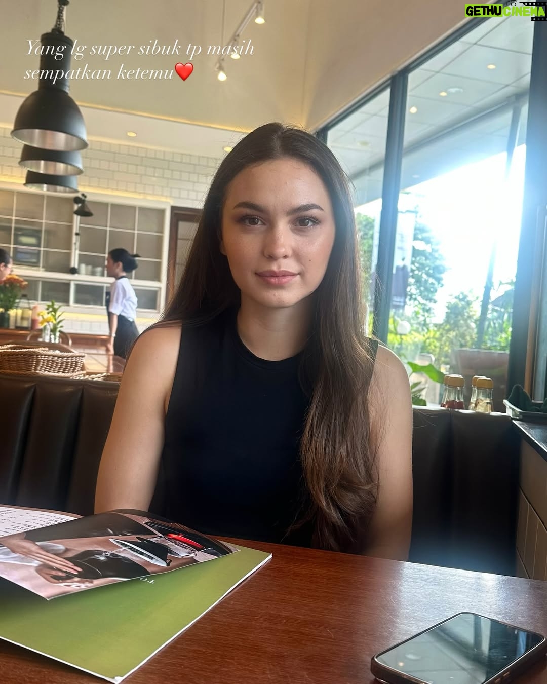 Adinda Cresheilla - 3 Likes - Entering the last day of Ramadhan.. how fast time flies🕊️ Doaku hari ini ngga neko-neko, semoga Ramadhan mendatang masih dipertemukan dgn orang-orang baik ini kembali❤️
Bersyukur sekali tahun ini dapet banyak berkah Ramadhan yang tak terduga. God’s plans are indeed way better than ours. Wish you’re spending your Ramadhan with the loved ones too!
Mohon maaf lahir batin🤗 Sudah siap lebaran?