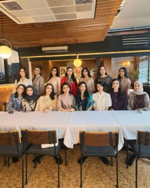 Adinda Cresheilla Instagram - Some unposted pics from our gathering last Monday. Semoga tahun depan makin lengkap, makin banyak silahturahmi, makin banyak kolaborasi. Bersyukur bisa jadi bagian dari figur-figur inspiratif ini🤗

All pics were taken by ka @noy.tarmadhirta 
Location: @pennjakarta
