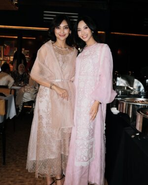 Adinda Cresheilla Instagram - Some unposted pics from our gathering last Monday. Semoga tahun depan makin lengkap, makin banyak silahturahmi, makin banyak kolaborasi. Bersyukur bisa jadi bagian dari figur-figur inspiratif ini🤗

All pics were taken by ka @noy.tarmadhirta 
Location: @pennjakarta