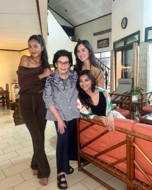 Adinda Cresheilla Instagram - Entering the last day of Ramadhan.. how fast time flies🕊️ Doaku hari ini ngga neko-neko, semoga Ramadhan mendatang masih dipertemukan dgn orang-orang baik ini kembali❤️

Bersyukur sekali tahun ini dapet banyak berkah Ramadhan yang tak terduga. God’s plans are indeed way better than ours. Wish you’re spending your Ramadhan with the loved ones too!

Mohon maaf lahir batin🤗 Sudah siap lebaran?