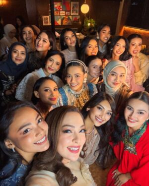 Adinda Cresheilla Instagram - Some unposted pics from our gathering last Monday. Semoga tahun depan makin lengkap, makin banyak silahturahmi, makin banyak kolaborasi. Bersyukur bisa jadi bagian dari figur-figur inspiratif ini🤗

All pics were taken by ka @noy.tarmadhirta 
Location: @pennjakarta