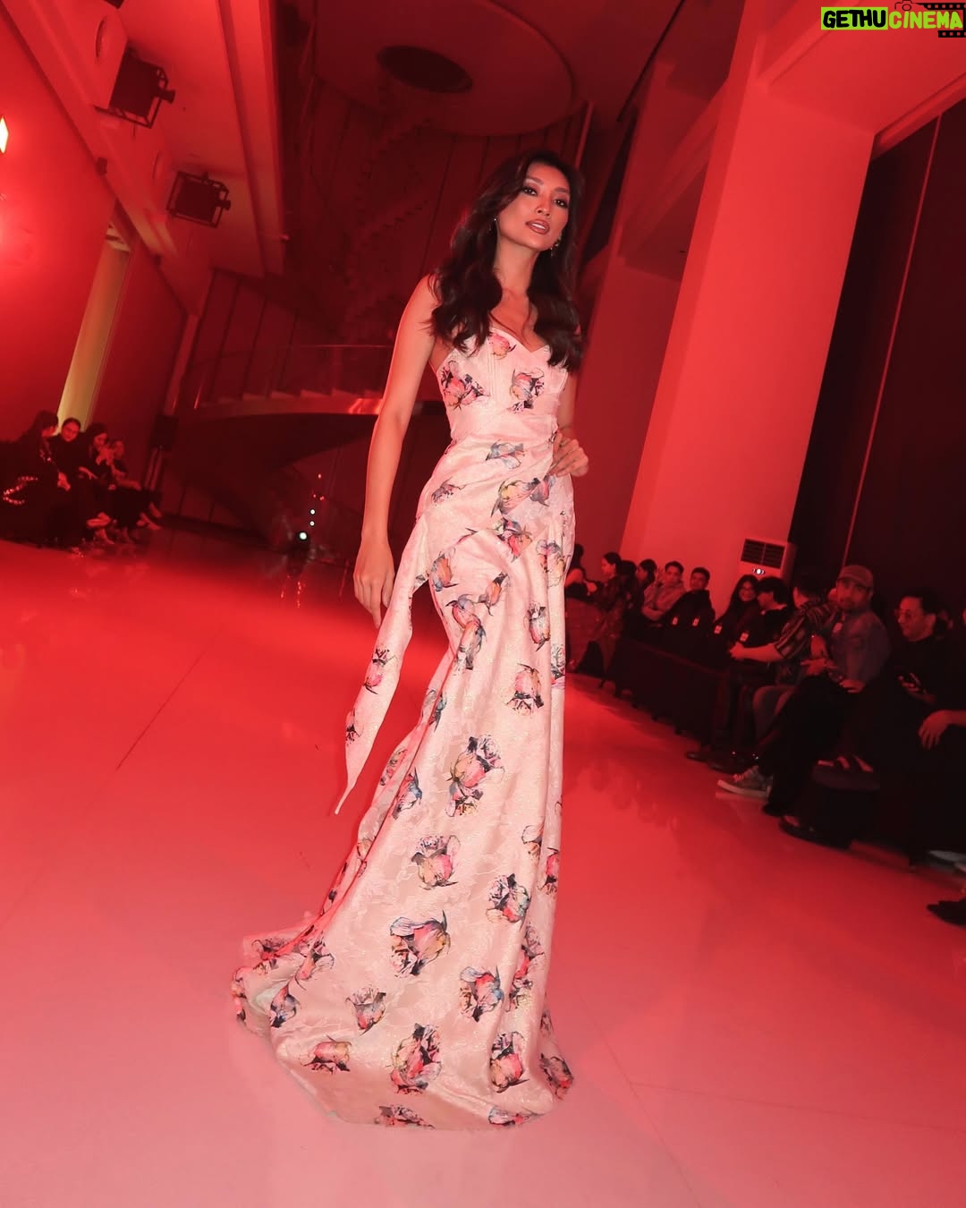 Adinda Cresheilla - 3 Likes - @houseofharryhalim “FINALITY” Autumn Winter 2025 show. In love with the whole performance and the amazing ranges of Harry’s signature pieces. Truly one of a kind👏🏼
Wrapped in #HarryHalim gown❤️
——
Pictures captured by @snap.nuel @dzikrisukma @chaltonciptadi