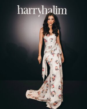 Adinda Cresheilla Instagram - @houseofharryhalim “FINALITY” Autumn Winter 2025 show. In love with the whole performance and the amazing ranges of Harry’s signature pieces. Truly one of a kind👏🏼

Wrapped in #HarryHalim gown❤️
——
Pictures captured by @snap.nuel @dzikrisukma @chaltonciptadi