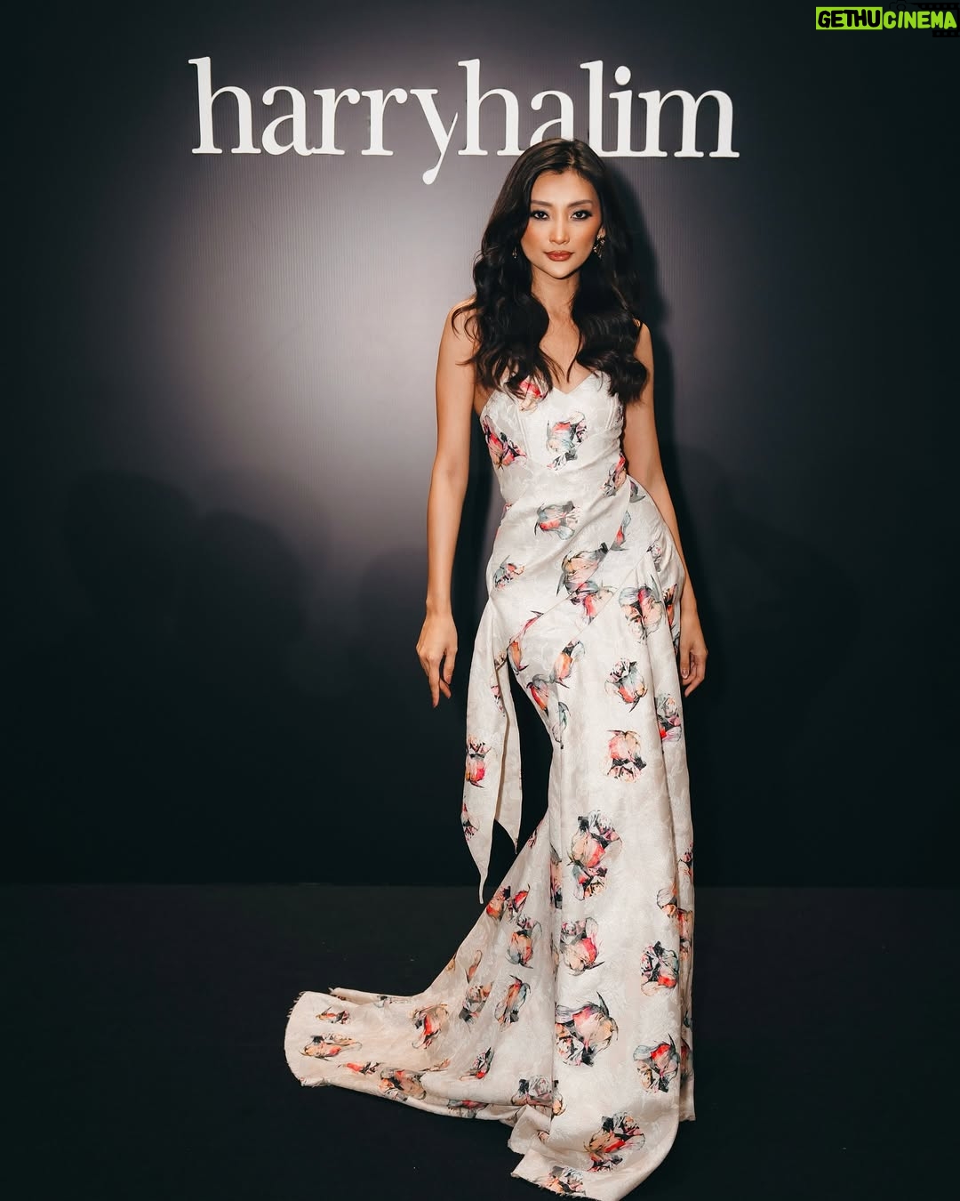 Adinda Cresheilla - 3 Likes - @houseofharryhalim “FINALITY” Autumn Winter 2025 show. In love with the whole performance and the amazing ranges of Harry’s signature pieces. Truly one of a kind👏🏼
Wrapped in #HarryHalim gown❤️
——
Pictures captured by @snap.nuel @dzikrisukma @chaltonciptadi