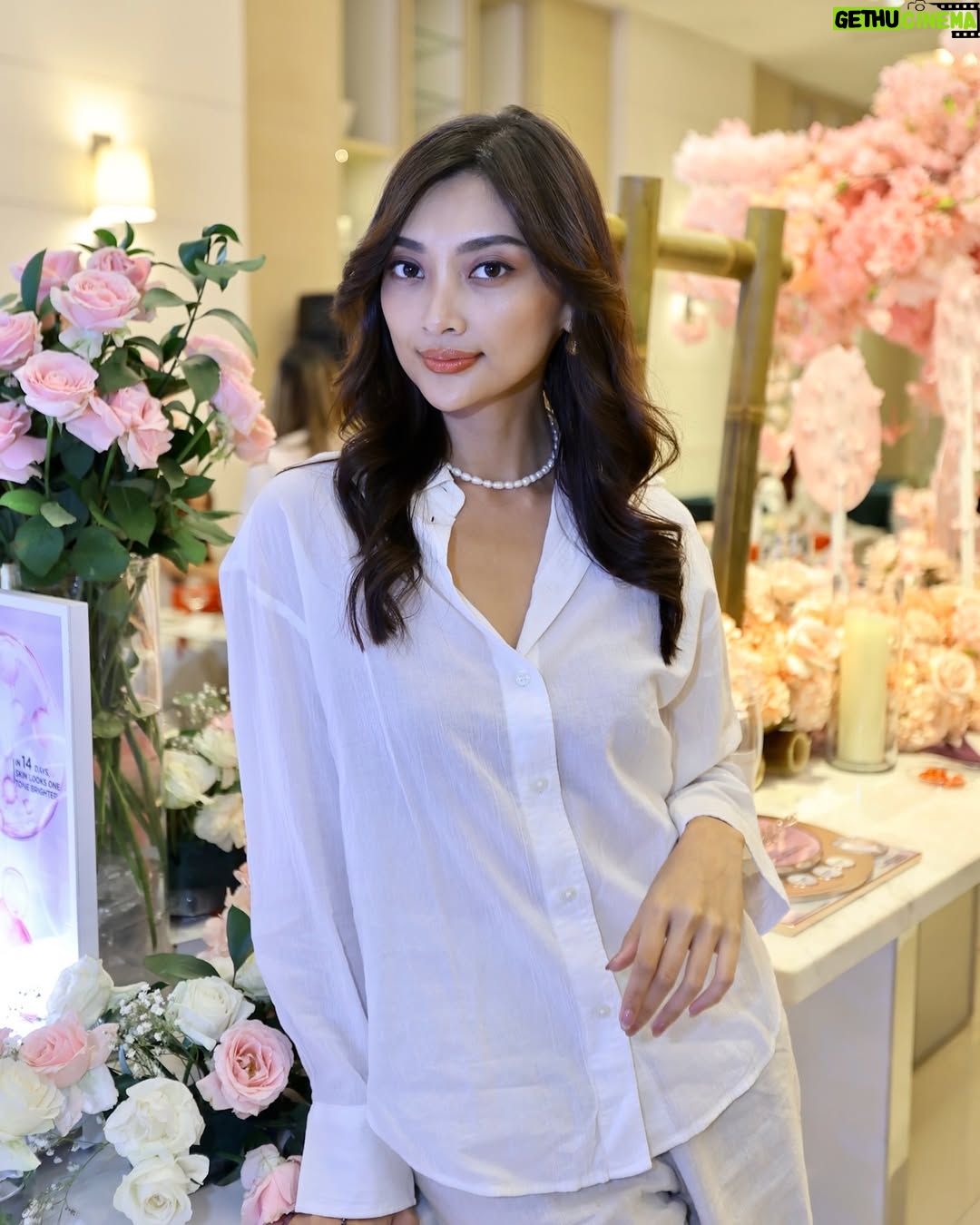 Adinda Cresheilla - 3 Likes - With @clarinsid this evening, for the launch of their new brightening products. Cant wait to try them😍
#ClarinsIndonesia