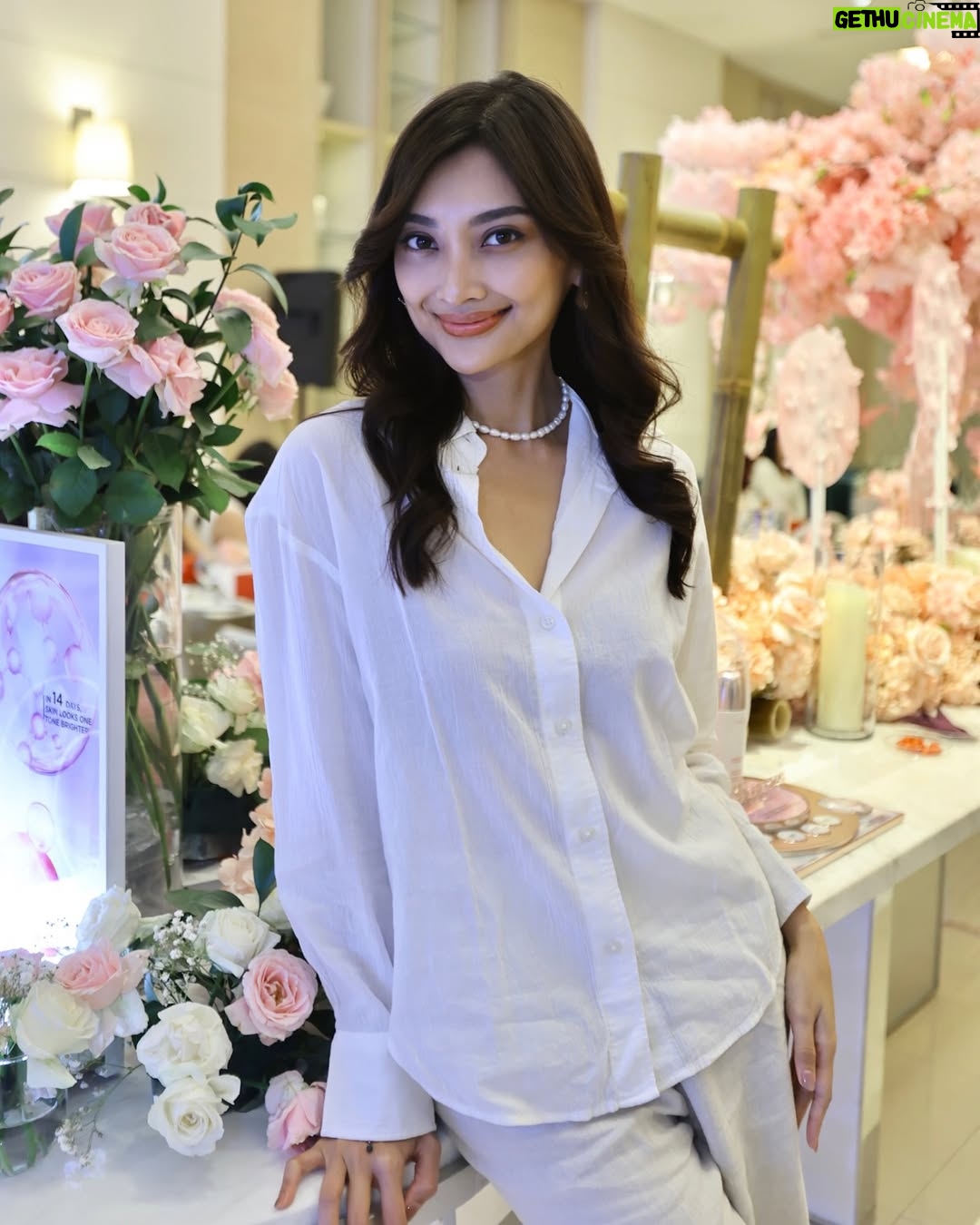 Adinda Cresheilla - 3 Likes - With @clarinsid this evening, for the launch of their new brightening products. Cant wait to try them😍
#ClarinsIndonesia