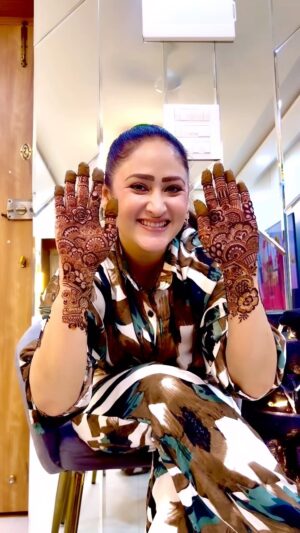 Aditi Sajwan Instagram - Eid Ki Mehendi 🫰🏻🤗💕✨🌙