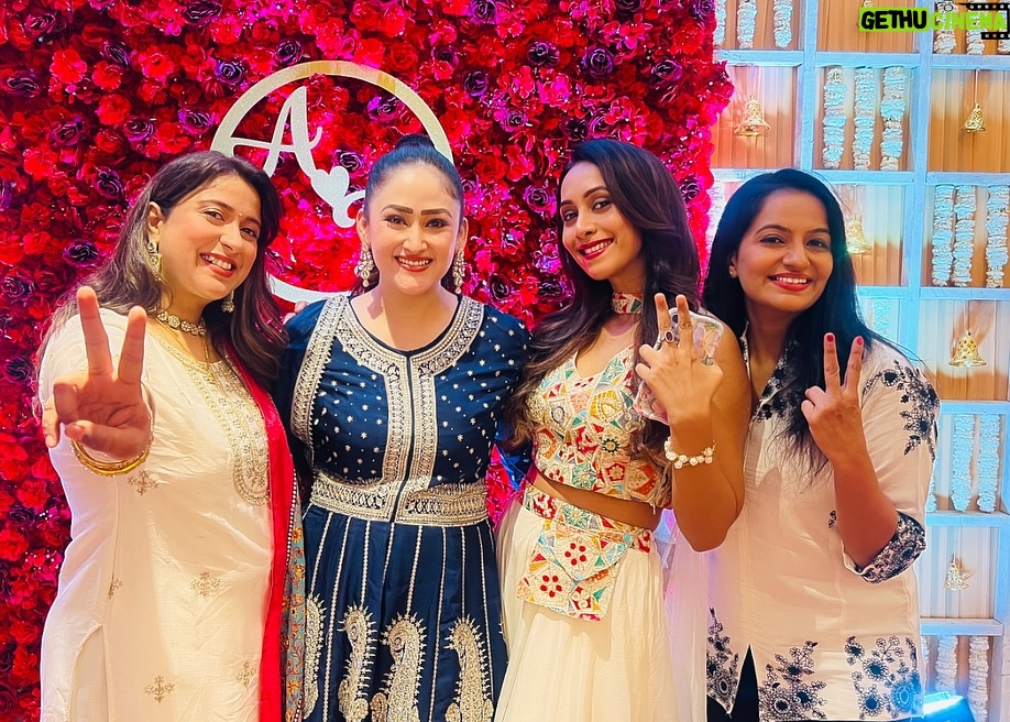 Aditi Sajwan - 185.3K Likes - Dev ❤️ Aarti Ki Shaadi ✨✨✨

#reception #devaarti #teambaalveer #memories